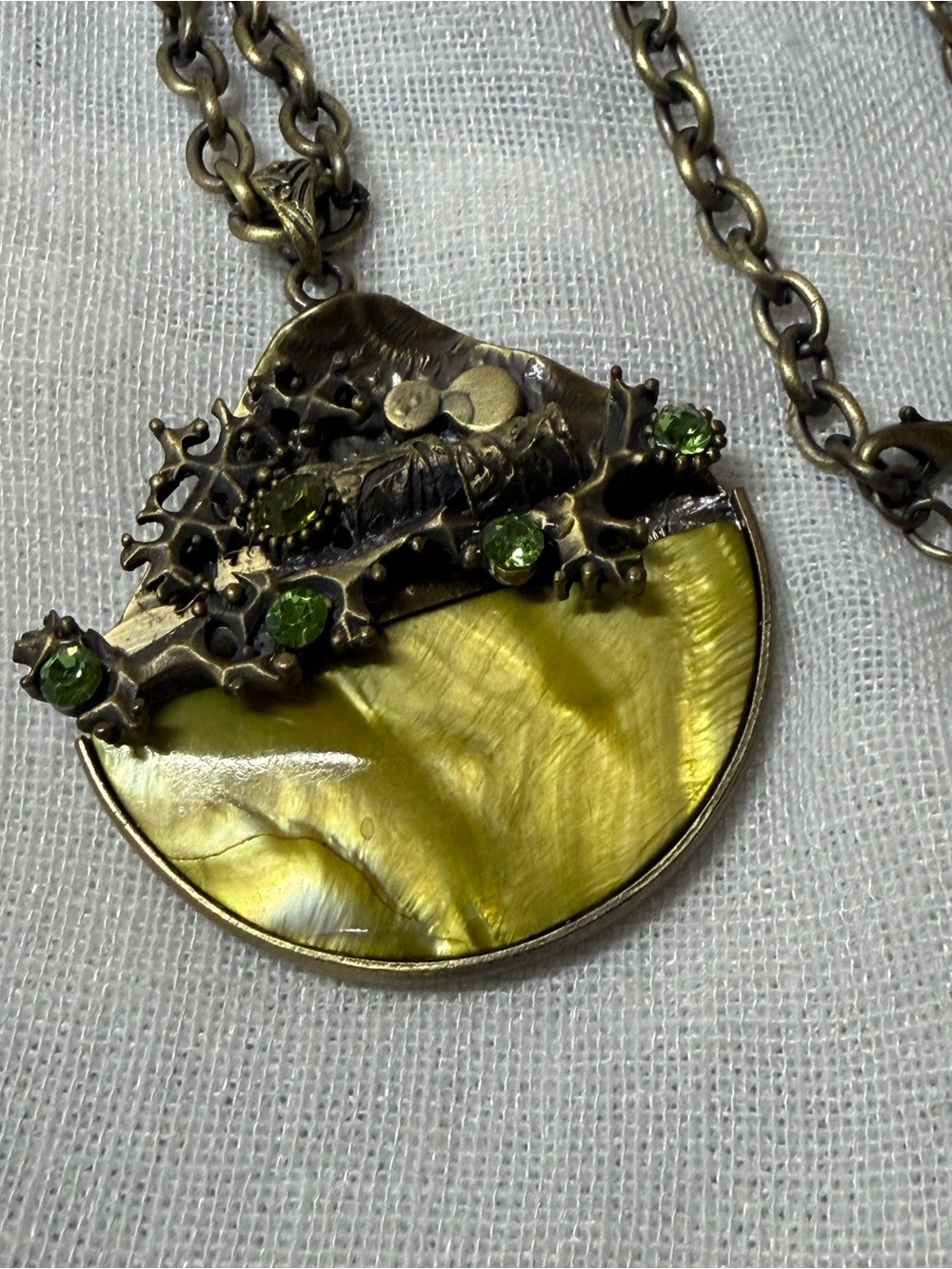 Vintage Brass Mother of Pearl Round Pendant Necklace Green Rhinestone Boho MOP - Picture 3 of 8